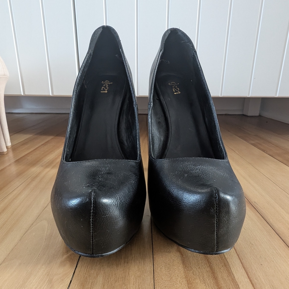 Elegant Black Leather Women's Pumps